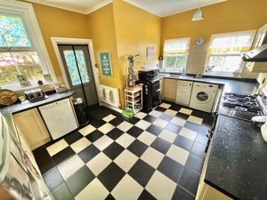kitchen- click for photo gallery